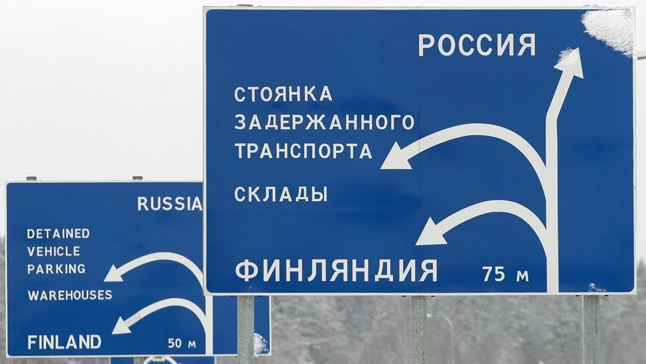    Дорожные указатели на пропускном пункте "Торфяновка" Выборгской таможни в Ленобласти. Автор фото: ИНТЕРПРЕСС