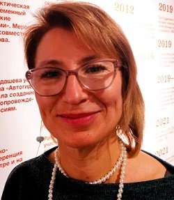 — К видеоарту «Прометей» обратился еще в семидесятые годы с появлением цветных телевизоров, но они занимались не столько абстрактным видеоартом, сколько переосмыслением телевизора как средства получения генерации светомузыкальных изображений, — говорит куратор Анастасия Максимова. — Это была не трансляция чего-то заранее снятого, а генерирование визуальных эффектов в режиме реального времени.