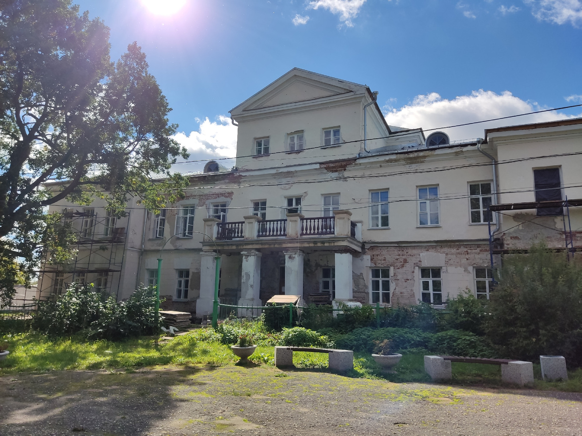 Вид усадьбы в 2021 году, начало ремонтных работ