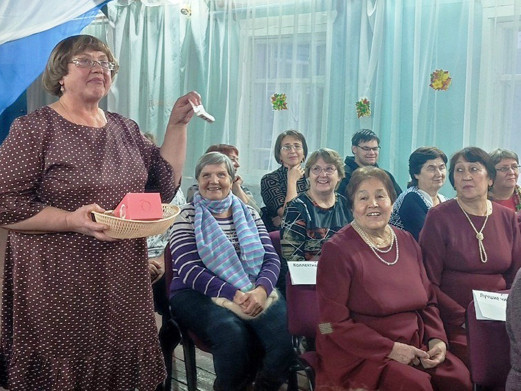 Юбилейный момент: библиотекарь Татьяна Красильникова и гости праздника