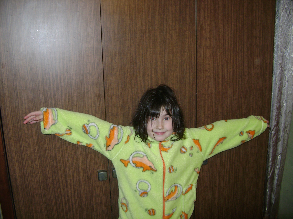 Лисенок на фоне нашего любимого шкафа.