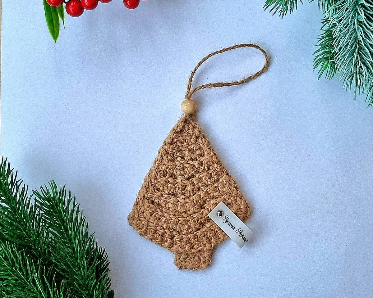 Фото и работа автора.  Симпатичная ёлочка связана крючком из мягкой джутовой нити.