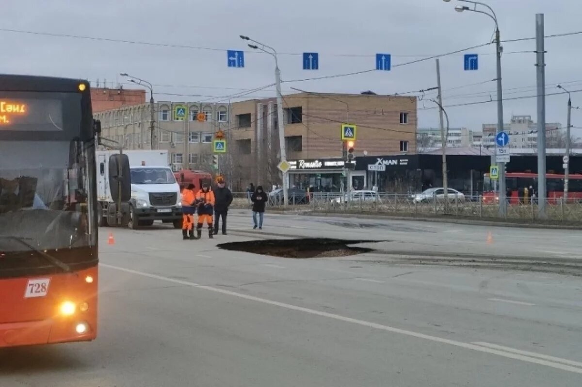    В Казани на улице Фучика провалился асфальт