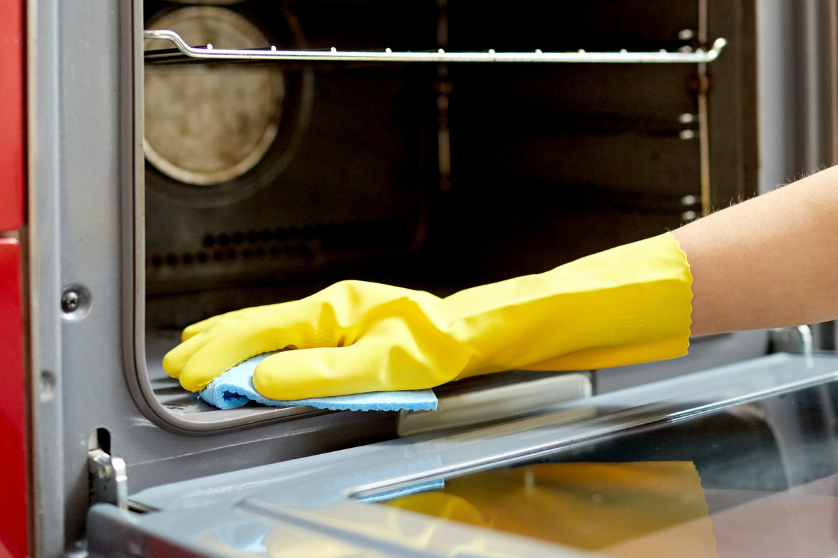     Я попробовала лайфхак моей мамы для очистки духовки — и больше не пользуюсь другими средствами