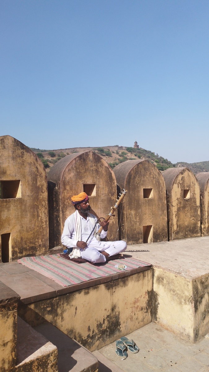 Это не он, это мужчина, играющий медитативную музыку, благодаря которой я никого не убила по дороге(