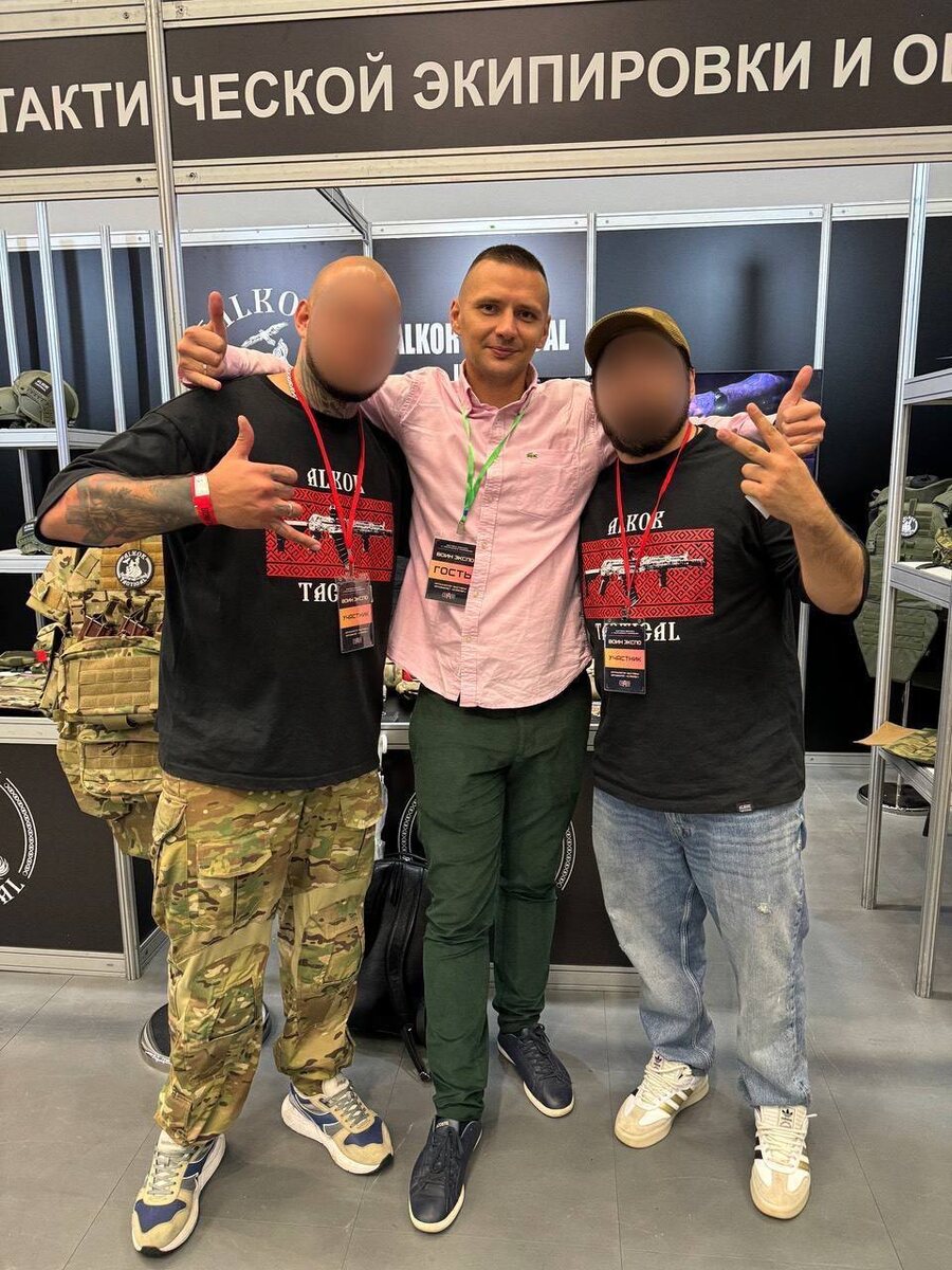 Фото автора с ребятами из компании «ALKOR TACTICAL»  на Воин Экспо