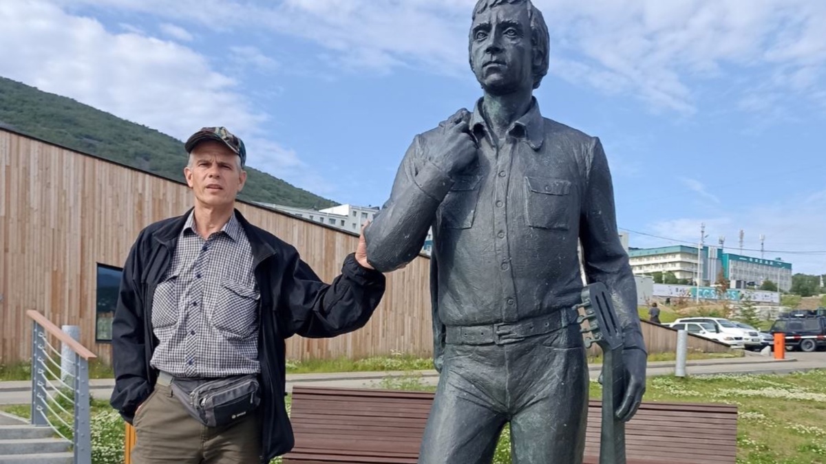 Фото: Иннокентий Уханов в Магадане / Соцсети путешественника