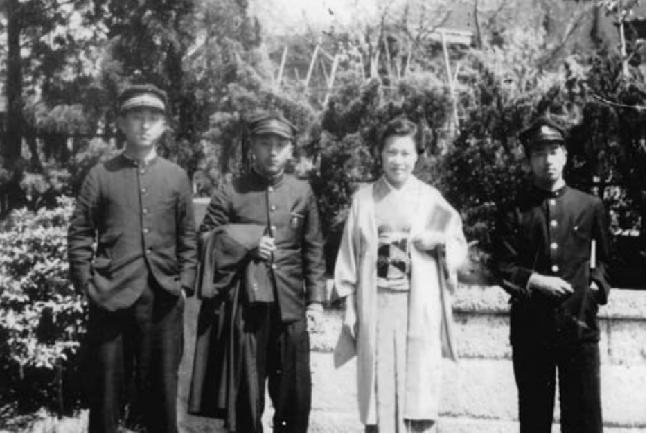 Сасаки Хатиро крайний справа