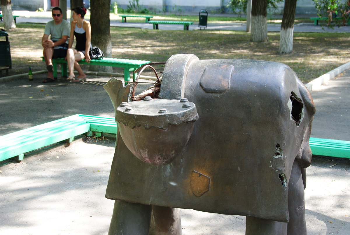 Это я по дороге сфотографировал. Бывший Ослик из мультика. А вообще статья про архитектуру. 