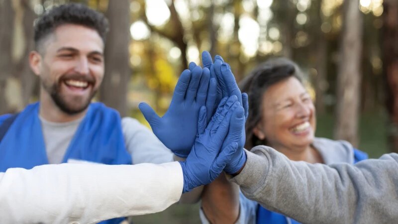     Люди радостно и дружно работают вместе. Фото: ru.freepik.com, автор freepik.