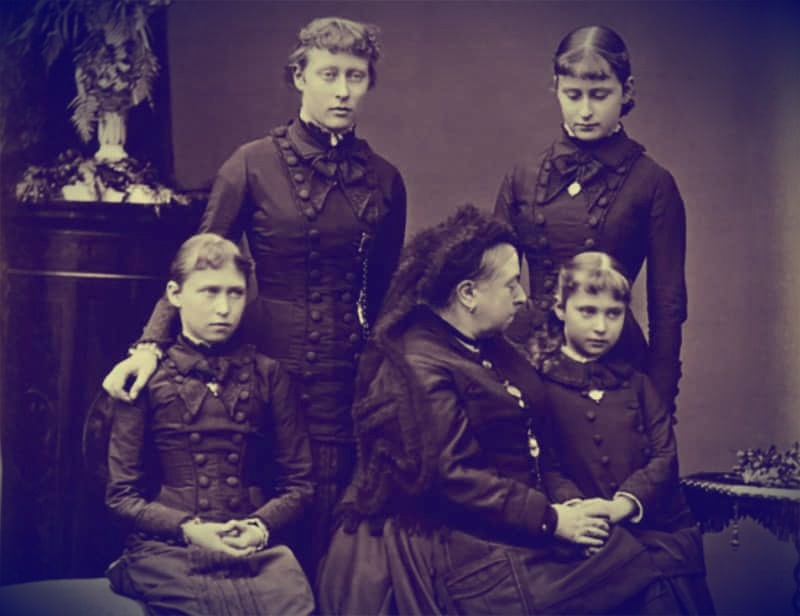 Королева Виктория и ее семья. Изображение взято с Яндекс картинок.