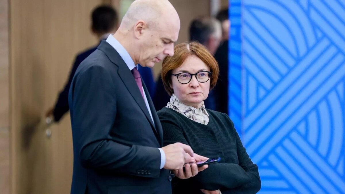 Власти отрицают заморозку банковских вкладов россиян, у министра финансов Антона Силуанова (на фото) и председателя ЦБ Эльвиры Набиуллиной разные задачи. Фото: Александр Щербак/ТАСС