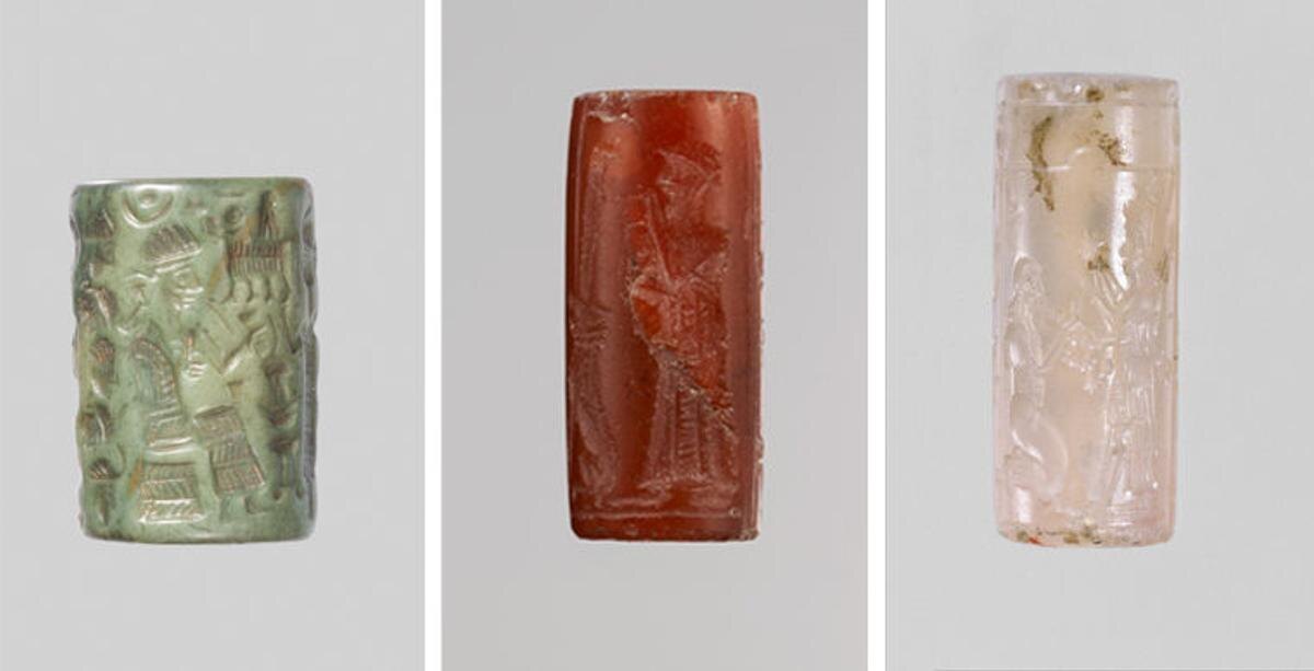 Слева направо:
1️⃣ Глиняная печать: богиня ведёт поклоняющегося к восседающему божеству и быку-богу (ок. XX–XIX вв. до н.э., Центральная Анатолия).  Материал: кварцит.  📏 Размеры: высота 2,21 см, диаметр 1,4 см.  
2️⃣ Печать: мужчина-поклоняющийся и собака на штандарте (ок. середины II тысячелетия до н.э., Месопотамия).  Материал: сердолик.  📏 Размеры: высота 2,46 см, диаметр 0,95 см.  
3️⃣ Печать: образ Иштар, поклоняющийся под балдахином, окружённый крылатыми гениями (ок. VIII–VII вв. до н.э., Месопотамия).  Материал: халцедон.  📏 Размеры: высота 3,1 см, диаметр 1,3 см.  