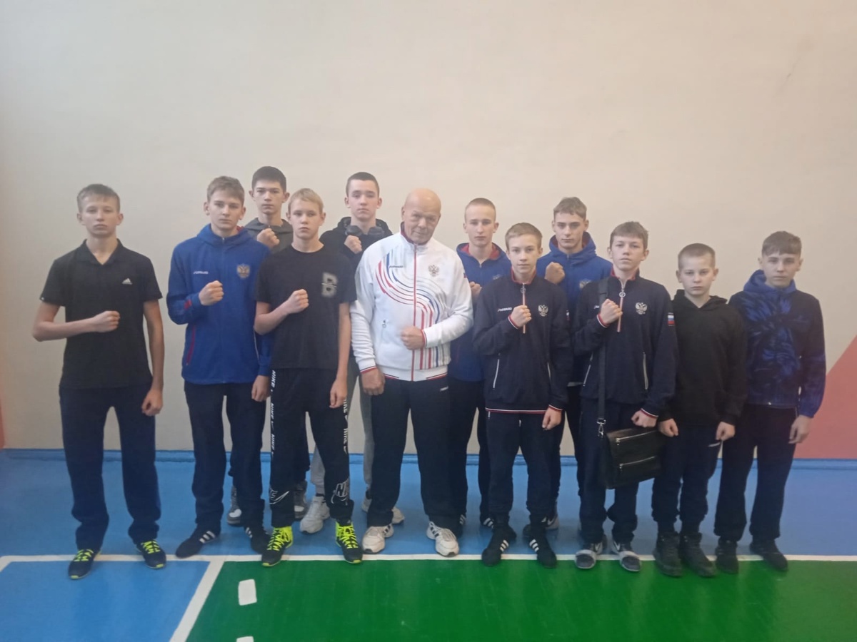 Вчерашний снимок с одиннадцатью воспитанниками бековского тренера, приехавшими на соревнования в спорткомплексе «Рубин» 