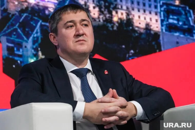 Дмитрий Махонин рассказал о традиционном декабрьском награждении учащихся. Фото: Георгий Бергал © URA.RU