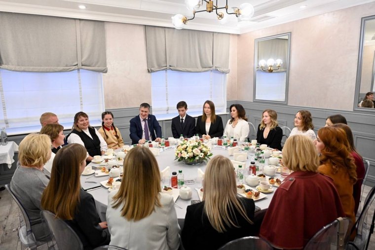 Абсолютных победителей номинаций собрали за общим столом. Фото: telegram-канал Дмитрия Махонина