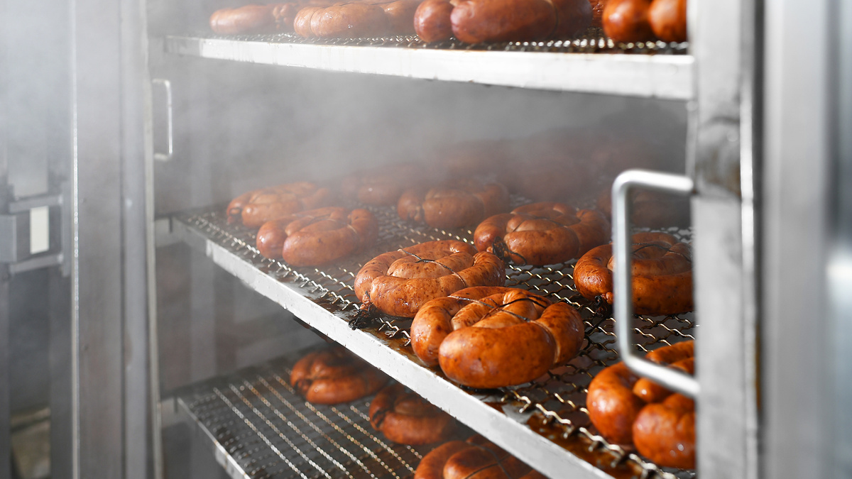 Копчение мясных деликатесов ТМ «ЕРМОЛИНО»