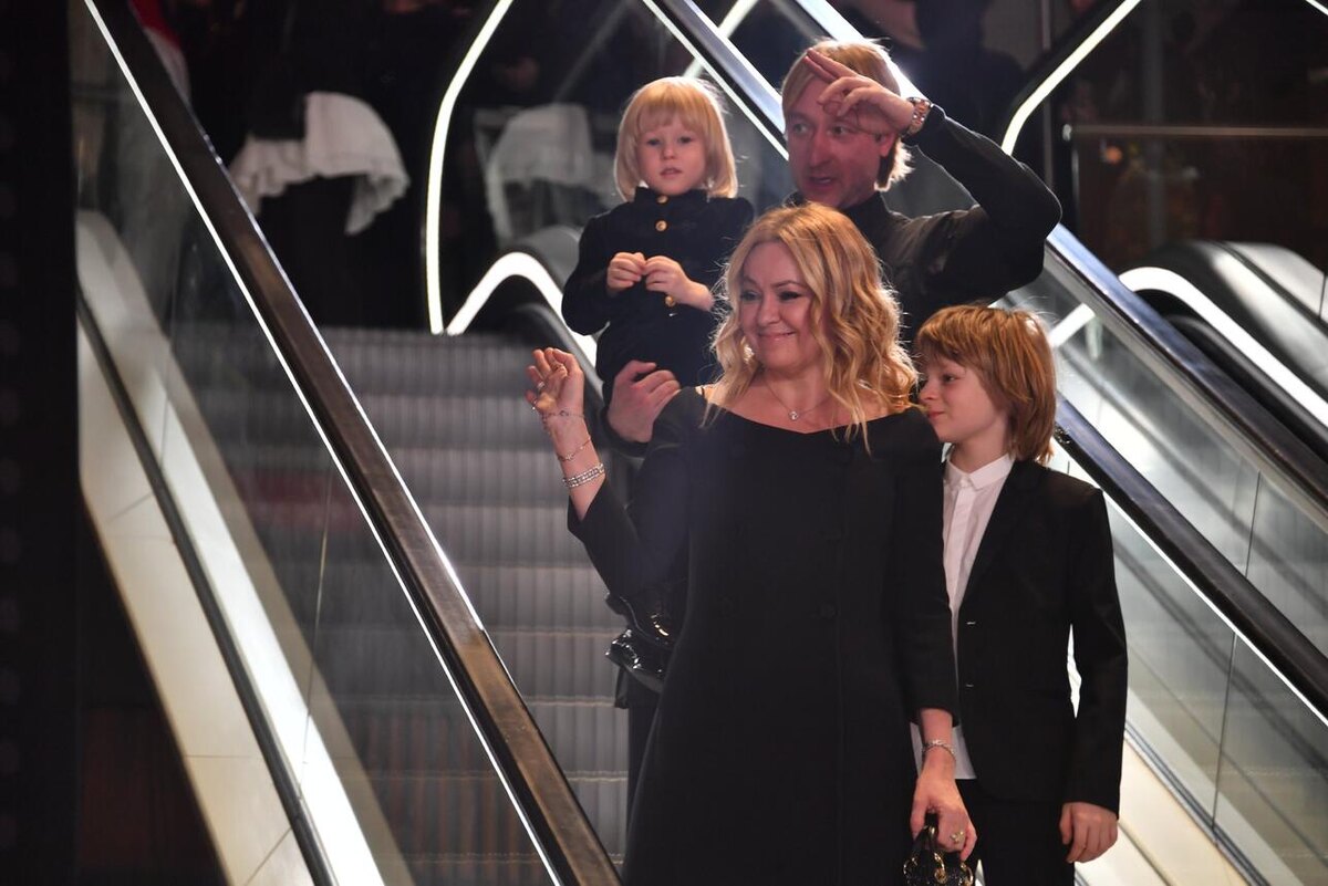    Евгений Плющенко и Яна Рудковская с детьми © Komsomolskaya Pravda/globallookpress.com