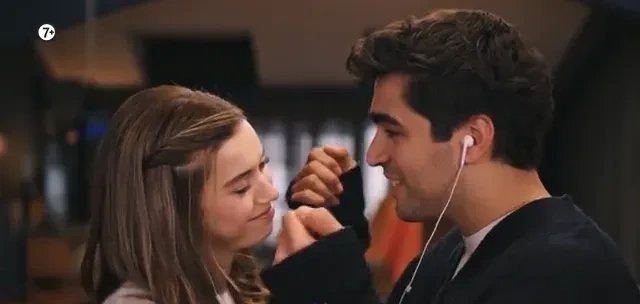 В этой статье использованы кадры из сериала "Зимородок"