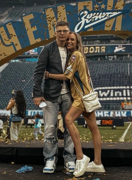 Футболист считает, что его нынешнюю девушку не беспокоят скандальные истории из прошлого