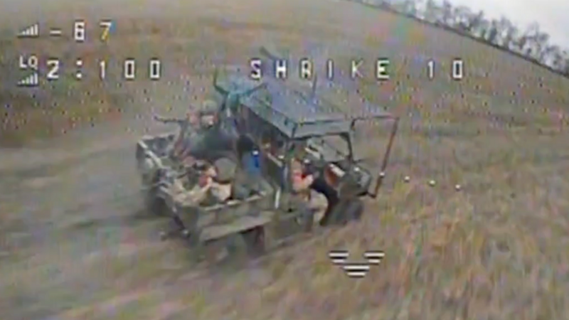 Российские военные атакуют малыми группами и на небольших транспортных средствах.