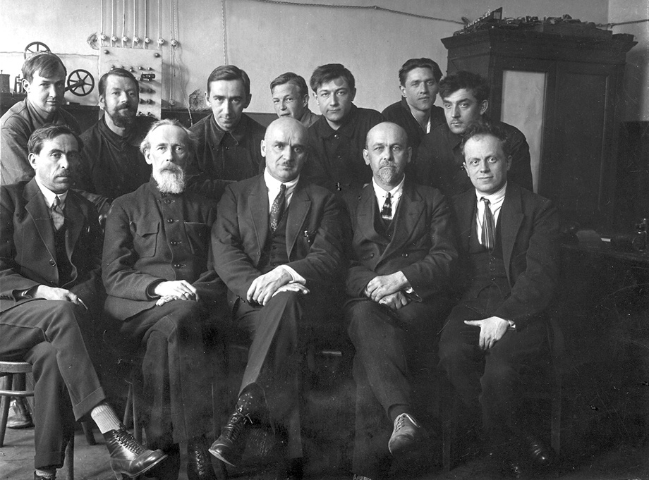 Владимир Бекаури (в центре) с учёными Остехбюро. | Фото: сайт научно-производственного предприятия «Концерн „Гранит-Электрон“»