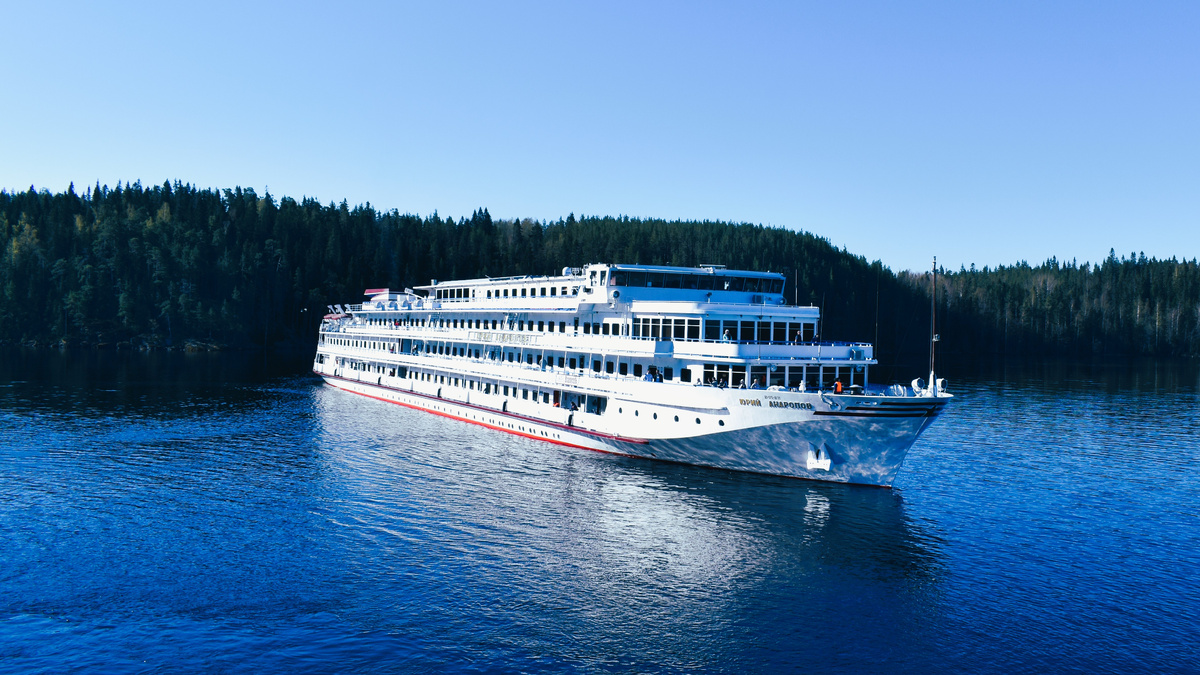 теплоход Юрий Андропов.