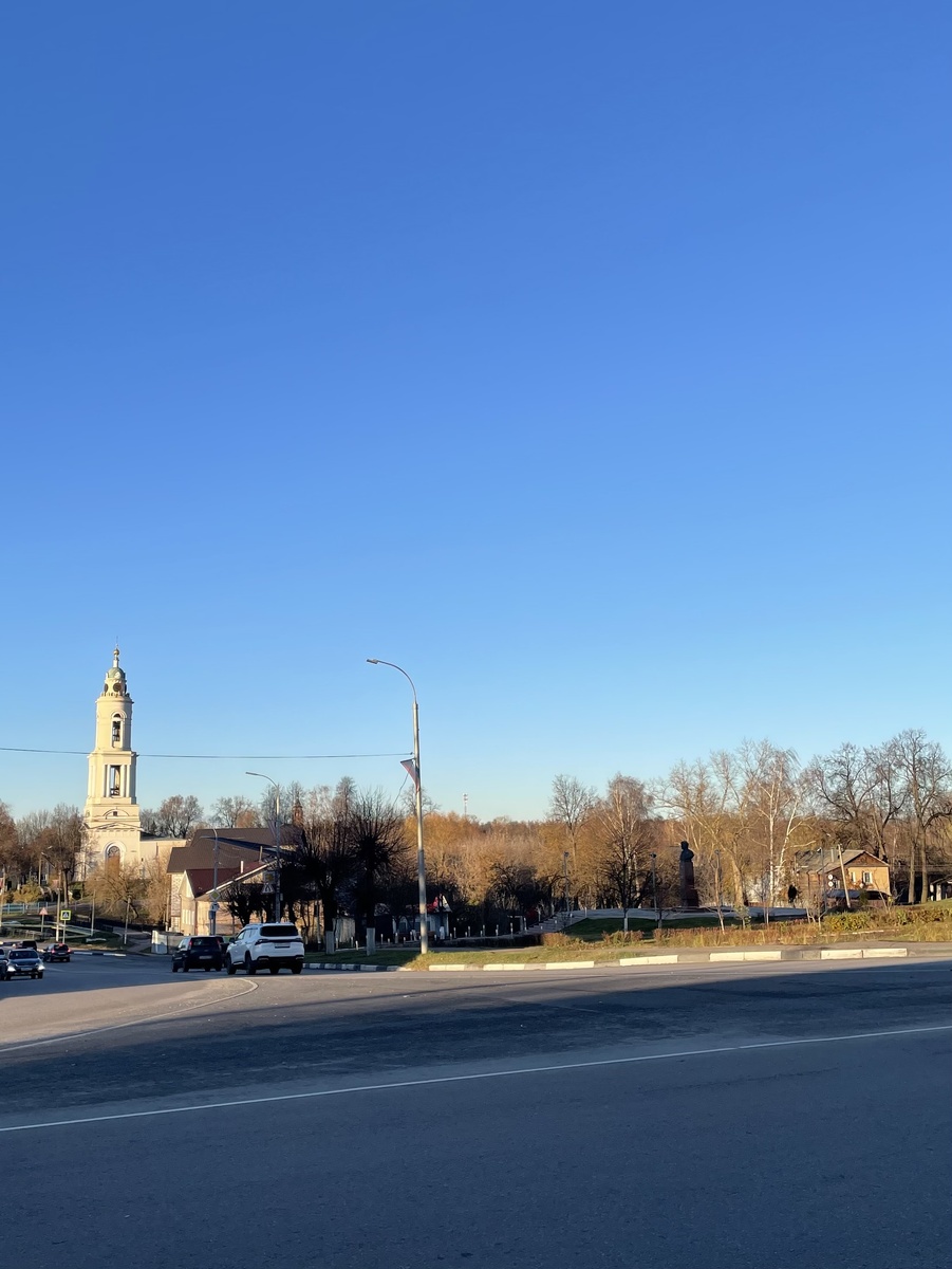 Видно колокольню на той стороне реки 