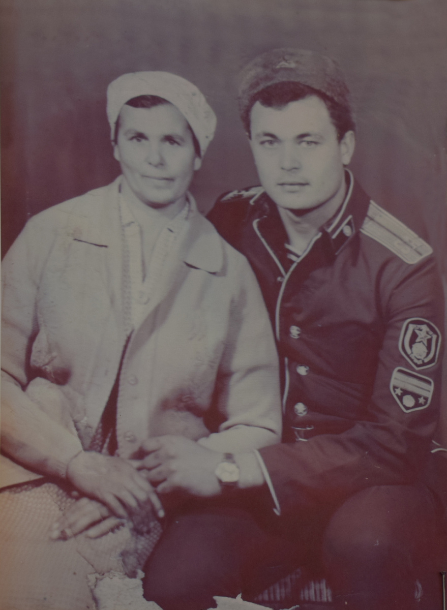 Нина Федоровна с сыном, вернувшимся из армии. /фото из семейного архива Слезиных