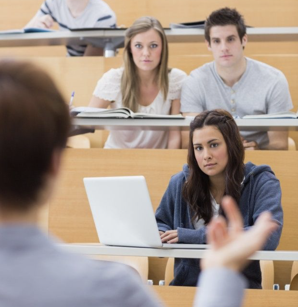 Худший студент в вузе. Студенты в аудитории. преподаватель в аудитории. лекция в аудитории. лекция в вузе.