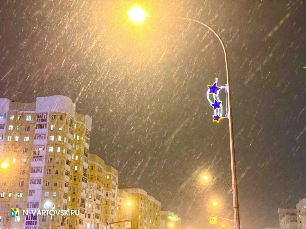    На придорожных столбах Нижневартовска подключают новогоднюю иллюминацию