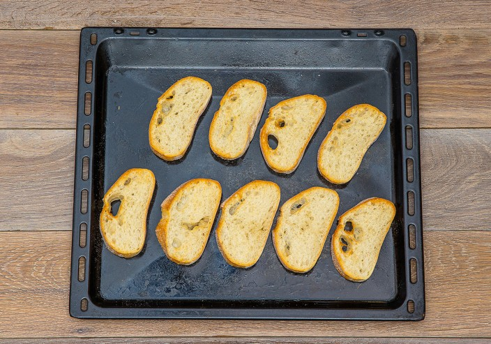 Тапас по-галисийски с осьминогом, тигровыми креветками «Гамбас аль ахийо», чиабаттой и трио тапенад из оливок, маслин и вяленых томатов