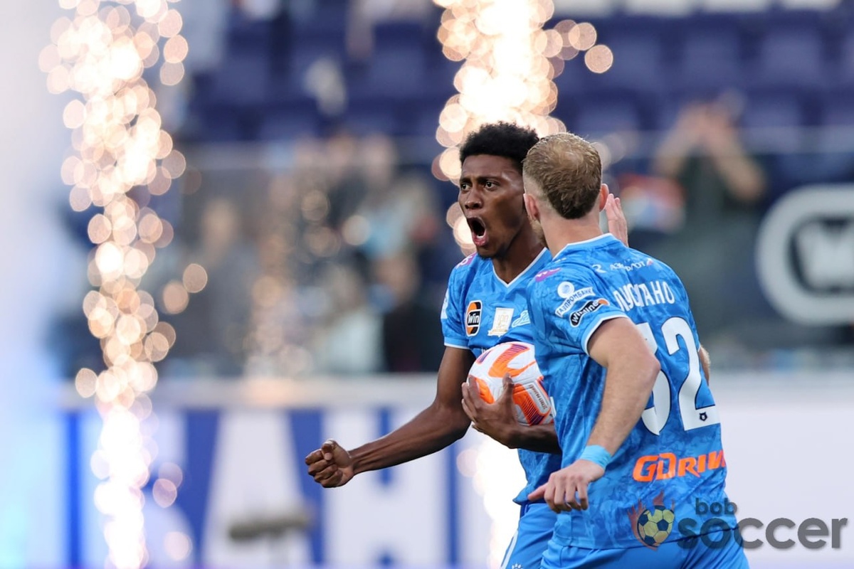    «Зенит» решает задачи Алексей Андрианов