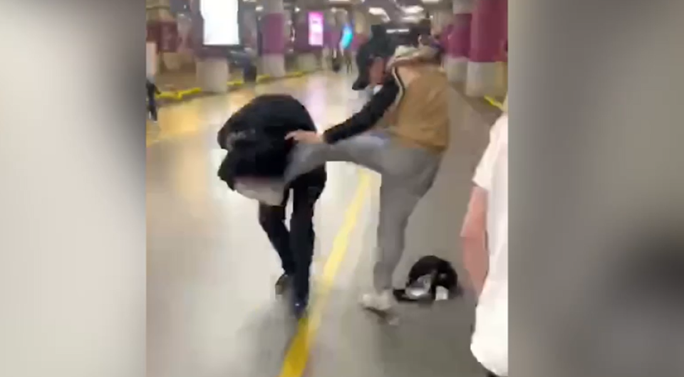    СК показал видео драки с подростком из Чечни. Источник: Кадр из видео