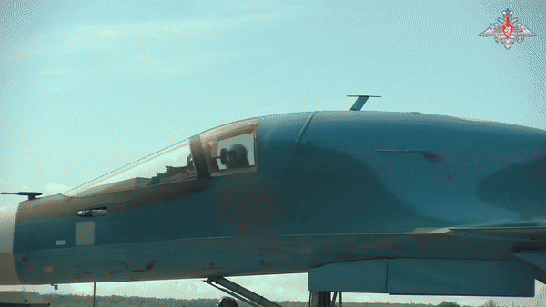    Су-34 нанес удар по скоплению личного состава, бронированной и автомобильной технике ВСУ//Видео с официального ТГ-канала Минобороны