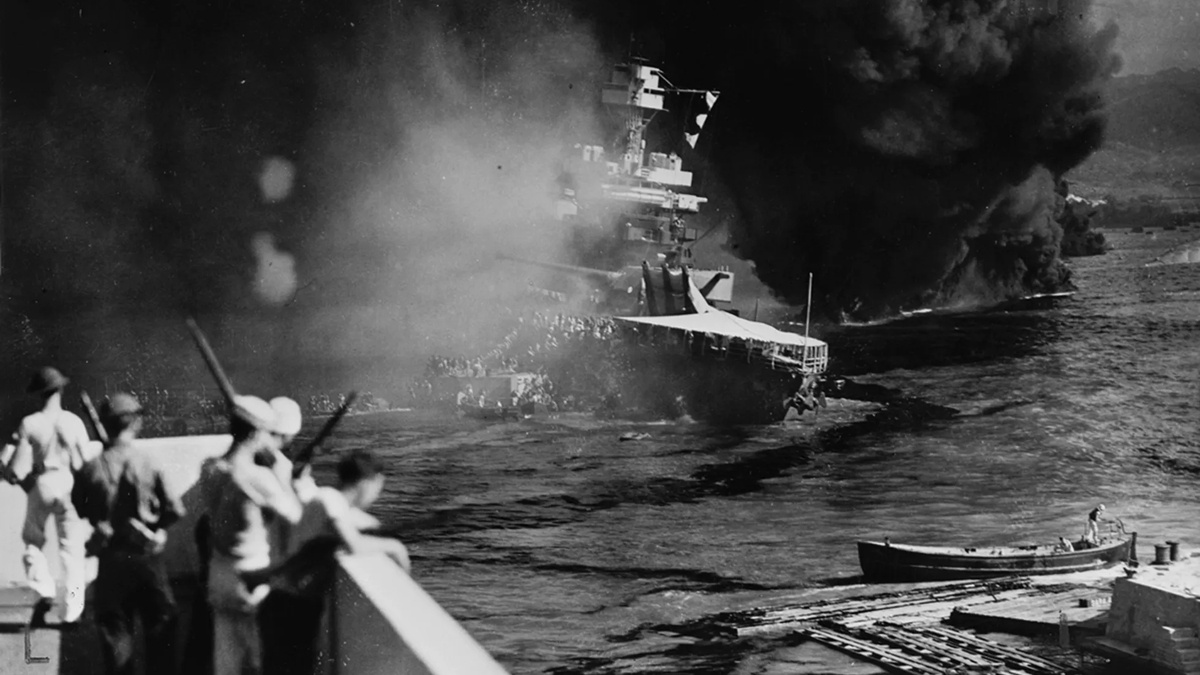 Попадание торпеды в линкор «Калифорния». В результате атаки 98 членов его экипажа погибли, сам корабль, получивший пробоины, затонул через три дня.