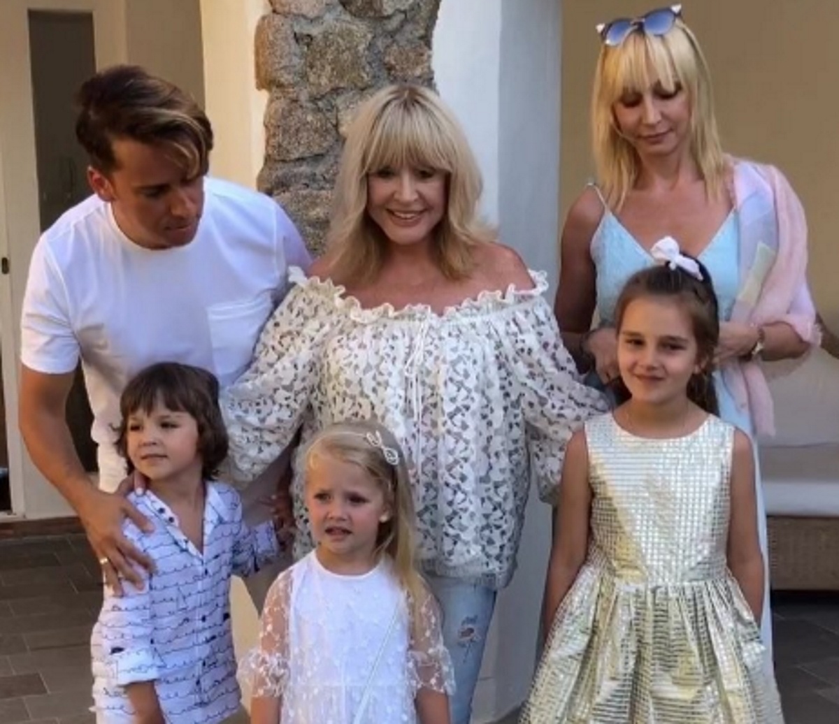 Алла Пугачева с Максимом Галкиным* двонйяшками Гарри и Лизой, Кристиной Орбакайте и внучкой Клавой. Фото: соцсети