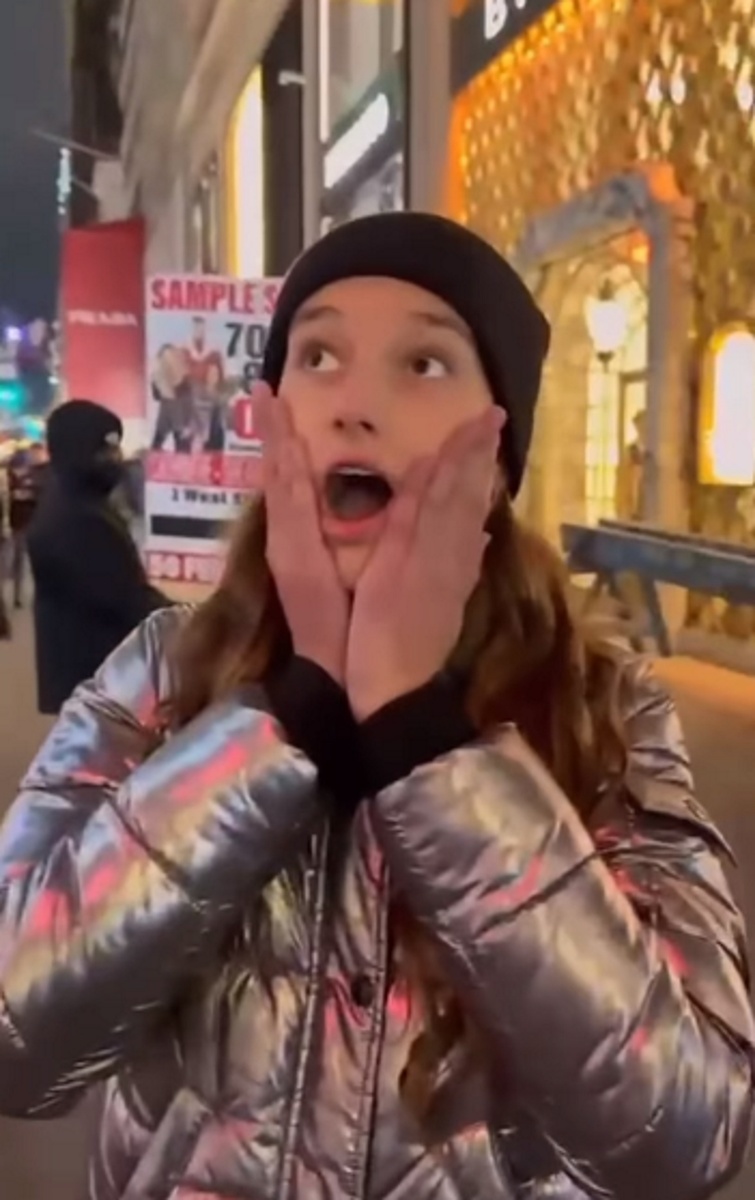 Дочка Кристины Орбакайте Клавдия в восторге от того, как украсили город к Рождеству. Фото: соцсети