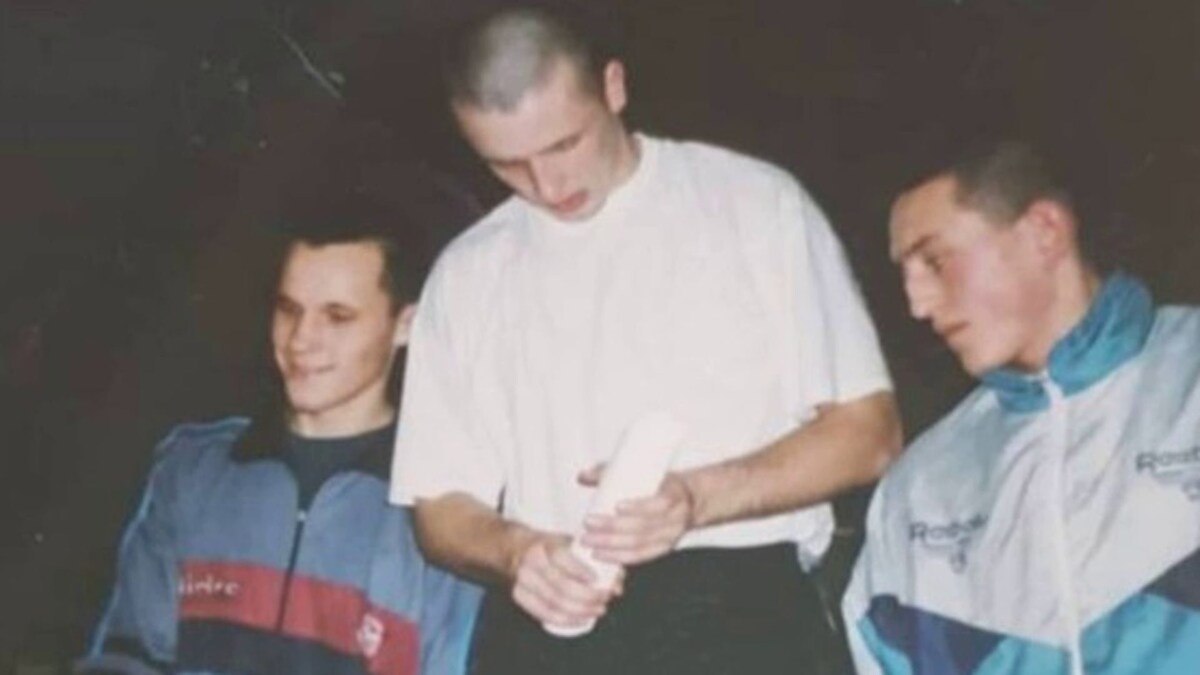 Виталий Бородин (справа) похвалился архивным фото и навыками армейского рукопашного боя. Они - навыки - помогли ему в борьбе с непатриотичными бабушками. Фото из личного архива Виталия Бородина. 