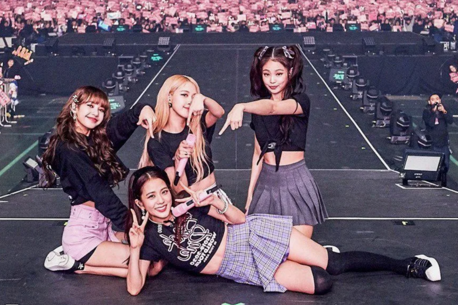 Известная девчачья K-Pop группа BlackPink. Это даже не девушки - это девочки! 