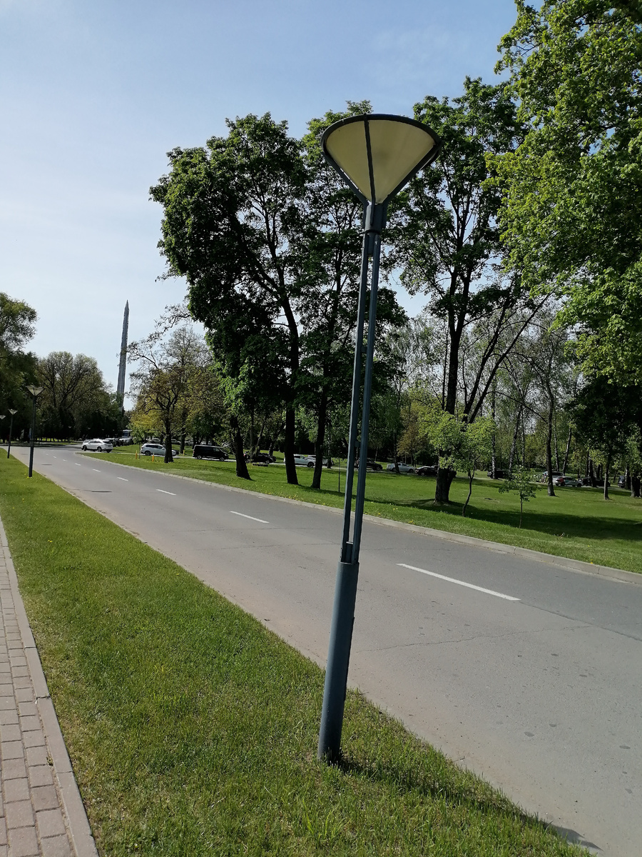 Если начать путешествие по Брестской крепости с западного входа, то можно почти всю территорию объехать на автомобиле