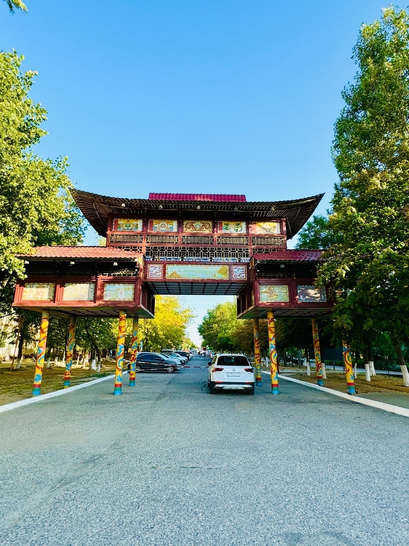 Триумфальная арка в центре Элисты