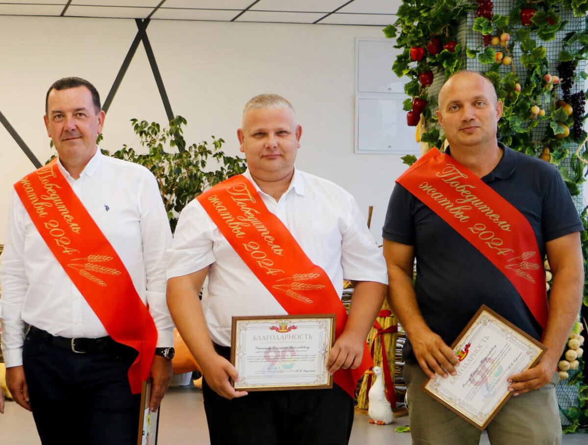    По итогам жатвы-2024 лидером стало АО «Кропоткинское» под руководством Валерия Топчиева. В этом немалая заслуга главного агронома Дмитрия Фокина и инженера Дмитрия Степанова / фото пресс-службы администрации района