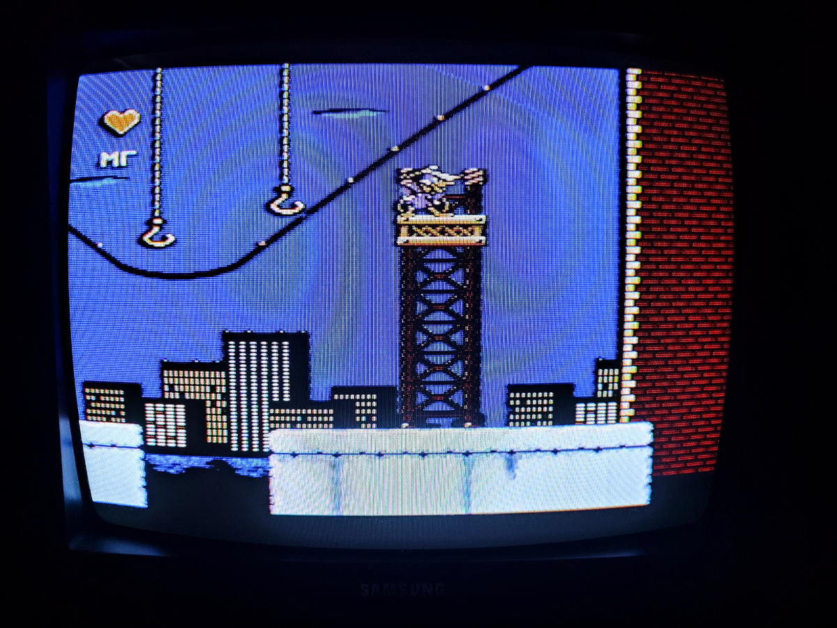 Фото сделаны мной. На фото игра "Черный плащ". Оригинал игры "Darkwing Duck" был разработан и выпущен Capcom в 1992,.г. для платформ NES, Game Boy. Продюсер Токуро Фудзивара, геймдизайнер Кадзуси Ито. Фото демонстрирует начальную заставку игры, а так же общий визуальный фон игры. Подробнее об этом рассказано в статье. Все материалы принадлежат правообладателям и размещены исключительно в информационных целях. 