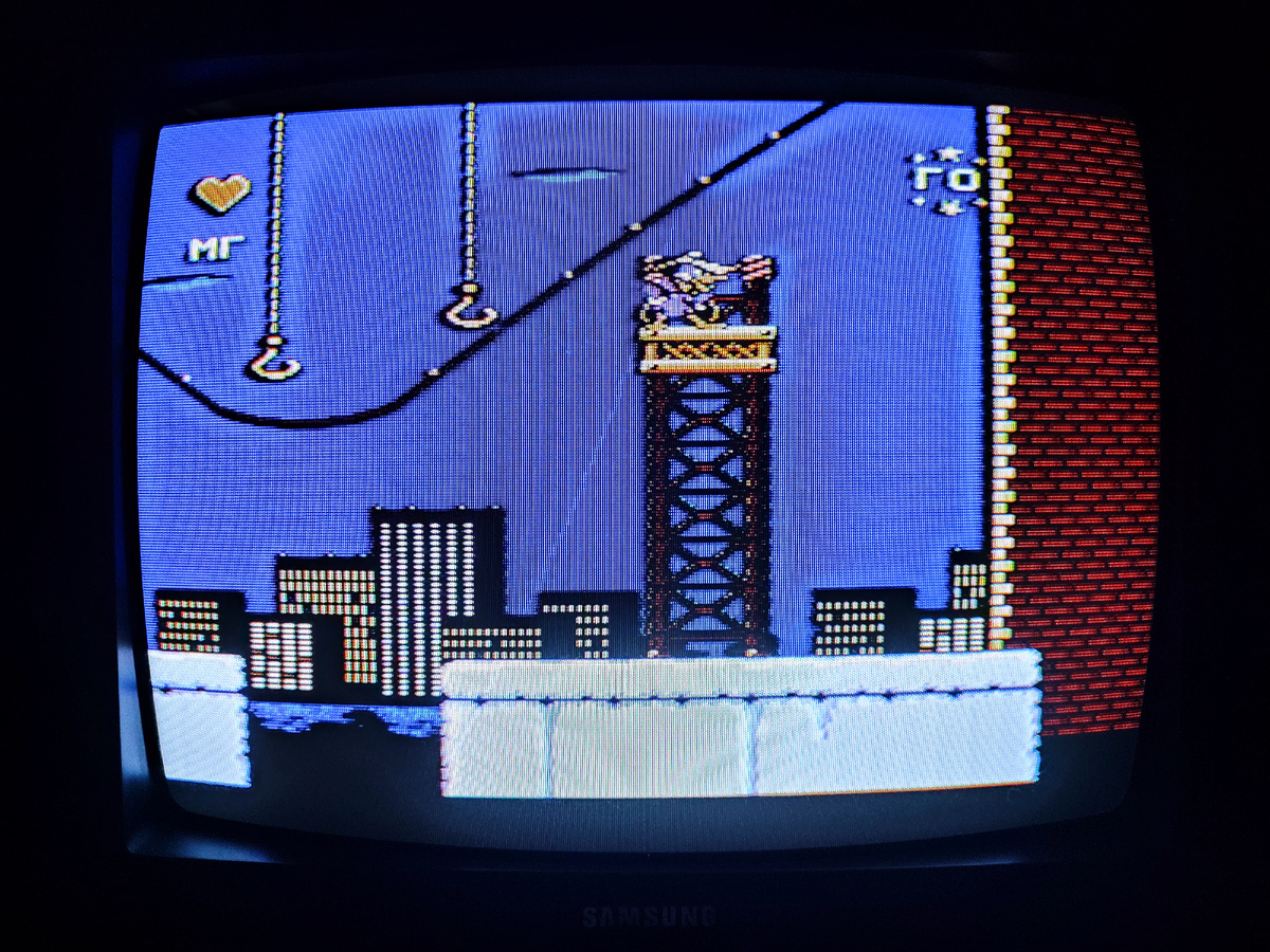 Фото сделаны мной. На фото игра "Черный плащ". Оригинал игры "Darkwing Duck" был разработан и выпущен Capcom в 1992,.г. для платформ NES, Game Boy. Продюсер Токуро Фудзивара, геймдизайнер Кадзуси Ито. Фото демонстрирует начальную заставку игры, а так же общий визуальный фон игры. Подробнее об этом рассказано в статье. Все материалы принадлежат правообладателям и размещены исключительно в информационных целях. 