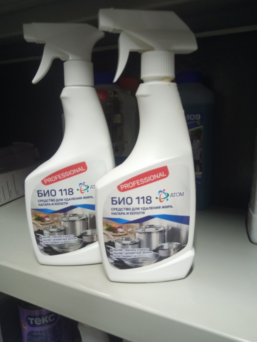 Подготовьте необходимые средства:
перчатки; губку или тряпку;
*специальное средство для очистки духовки или раствор из воды и моющего средства для посуды.

2.**Удалите решётку и боковые направляющие:**снимите решётку и боковые направляющие, чтобы получить доступ ко всем поверхностям духовки.

3.**Очистите внешнюю поверхность:**протрите внешнюю поверхность духовки влажной тряпкой или губкой с моющим средством. Избегайте попадания влаги на элементы управления и панель дисплея.

4.**Очистите внутреннюю поверхность:**нанесите специальное средство для очистки духовки на внутренние поверхности и оставьте на некоторое время, следуя инструкции на упаковке. Если вы используете раствор из воды и моющего средства, нанесите его на поверхности и оставьте на несколько минут.

5.**Удалите загрязнения:**удалите загрязнения с помощью губки или тряпки. Особое внимание уделите труднодоступным местам и углам.

6.**Промойте поверхности:**промойте поверхности тёплой водой, чтобы удалить остатки средства для очистки или моющего раствора.

7.**Протрите насухо:**протрите поверхности духовки сухой тряпкой или бумажными полотенцами.

8.Установите решётку и боковые направляющие: после того как духовка полностью высохнет, установите решётку и боковые направляющие на место.