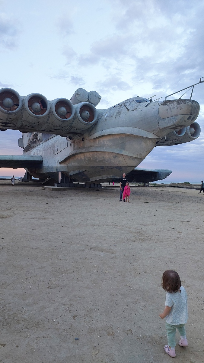 Уже на берегу, раньше был в воде.