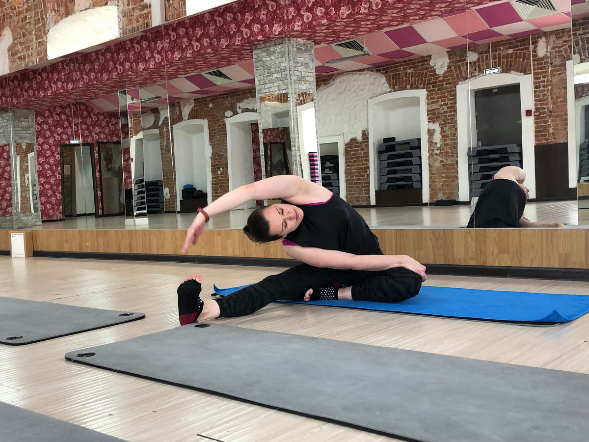 Паривритта Джану Ширшасана представляет собой полную скрутку позвоночника, так как в этом положении присутствует наклон с сторону вращения и сгибание позвононика). Фото из личного архива