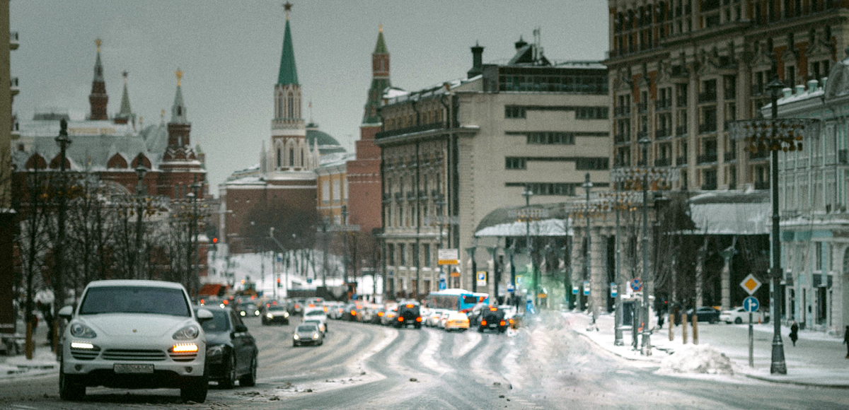 В общей сложности на обслуживание автодорог дорожники заготовили больше 500 тыс. реагентов - для борьбы со снегом и льдом.