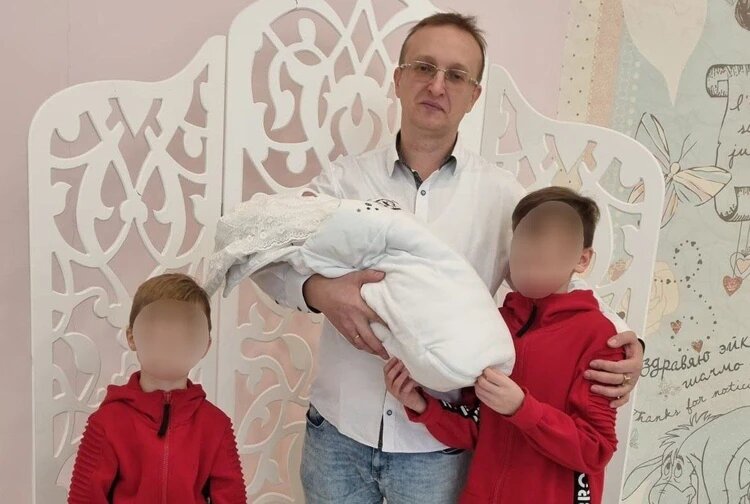 Новорожденную забирали Геннадий и сыновья Марии. Фото: соцсети